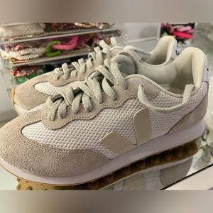 Veja Rio Branco Sneaker in white/Pierre/natural. Size 38 (US 7).